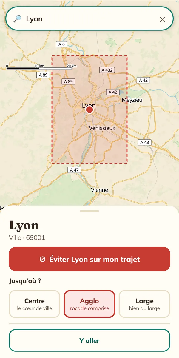 Capture de l'application : fiche de Lyon, bouton Éviter Lyon sur mon trajet, choix centre, agglo ou large